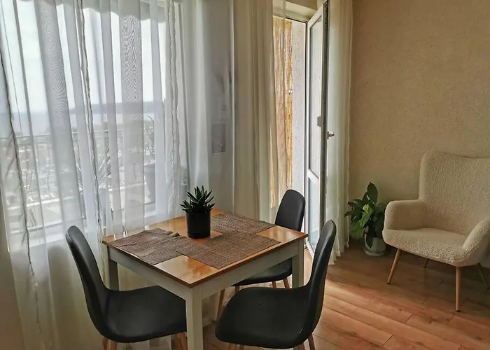 Lovely By The Sea * فارنا